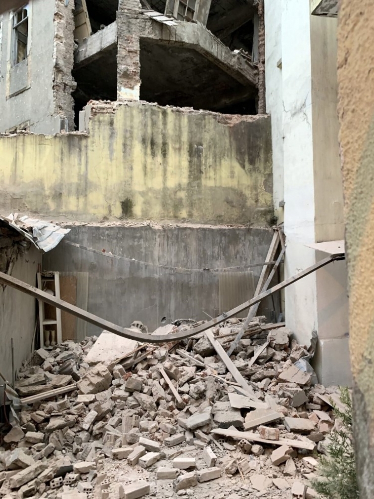Beyoğlu’nda 4 Katlı Metruk Binada Çökme