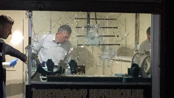 Hırsızlar Altınları Çuvala Koyup Çaldılar, Kuyumcu Gözyaşlarına Boğuldu