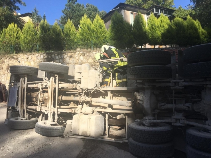 Beton Mikseri Devrildi, Sürücüyü İtfaiye Kurtardı