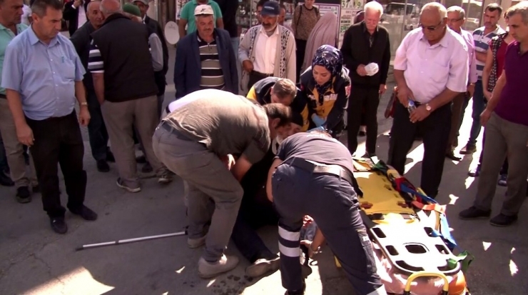 Otomobilin Çarptığı Yaralıya İlk Müdahaleyi Yoldan Geçen Doktor Yaptı