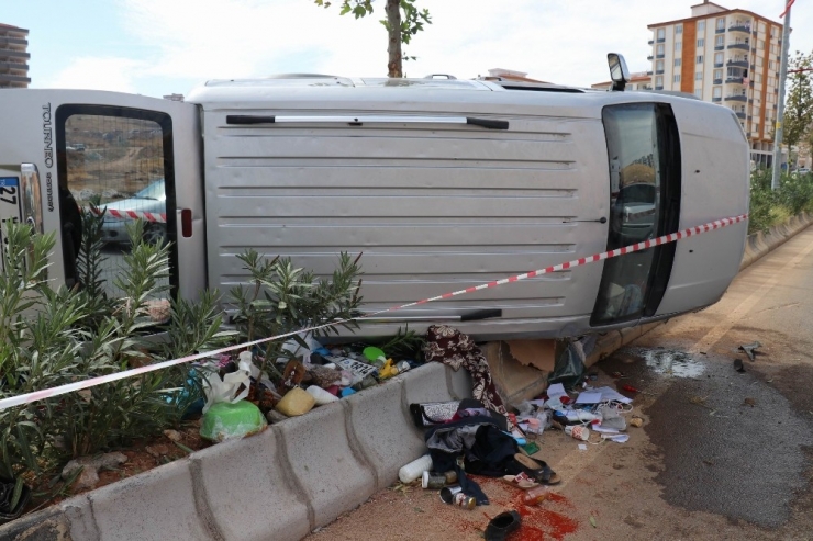 Hafif Ticari Araç Devrildi: 10 Yaralı