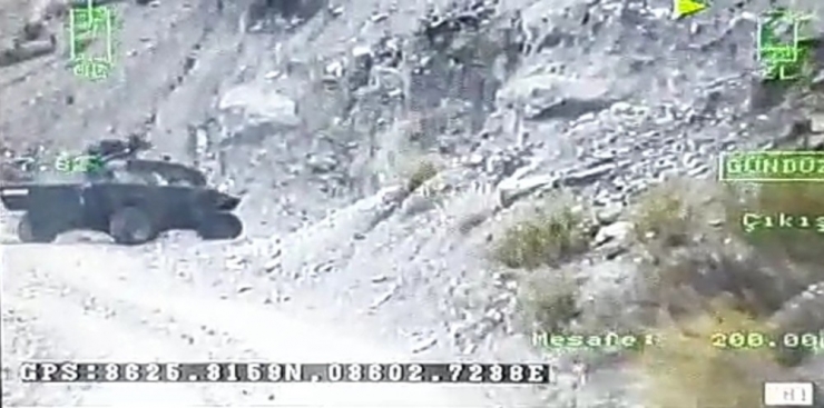 Kobra Marka Askeri Araç Geri Manevra Yaparken Uçuruma Böyle Yuvarlandı