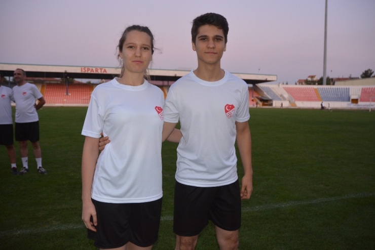 Isparta’da Abla - Kardeş Futbol Hakemleri