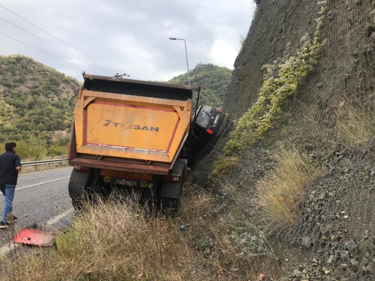 Tırın Çarpıp Yamaca Sıkıştırdığı Aracın Sürücüsü Ölümden Döndü