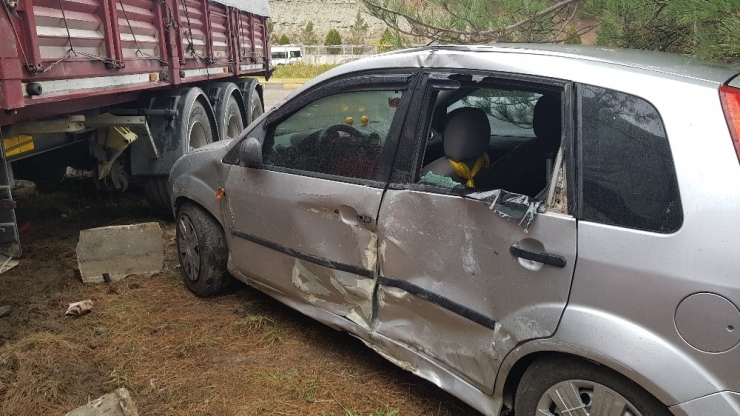 Yoldan Çıkan Tır Park Halindeki Otomobilleri Biçti