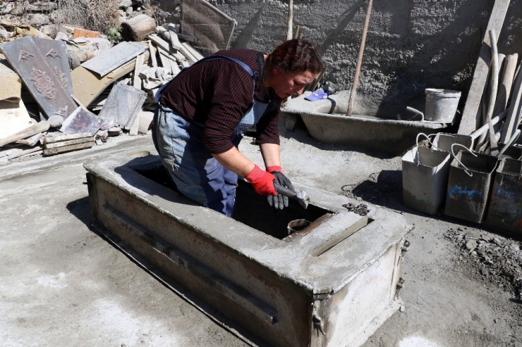 Baba Mesleğinin Yok Olmaması İçin Mezar Ustası Oldu