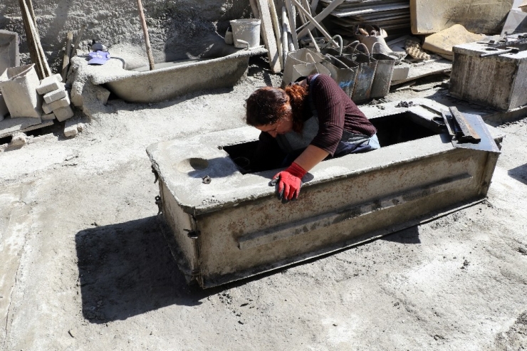 Baba Mesleğinin Yok Olmaması İçin Mezar Ustası Oldu