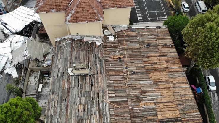 Maltepe’de Park Halindeki Otomobillerin Üzerine Devrilen Okul Çatısı Havadan Görüntülendi