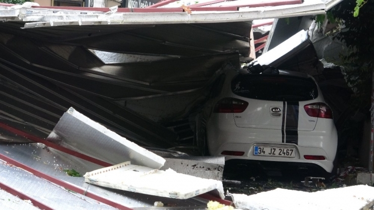 Maltepe’de Okulun Çatısı Park Halindeki Otomobillerin Üzerinde Devrildi