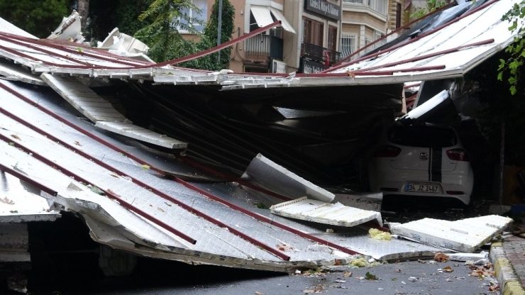 Maltepe’de Okulun Çatısı Park Halindeki Otomobillerin Üzerinde Devrildi