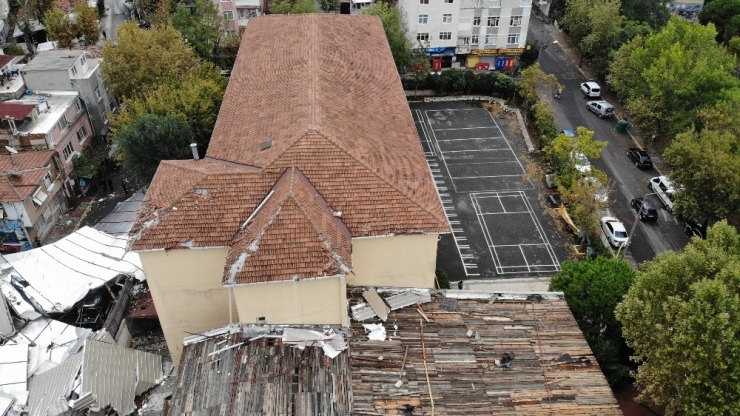 Maltepe’de Park Halindeki Otomobillerin Üzerine Devrilen Okul Çatısı Havadan Görüntülendi