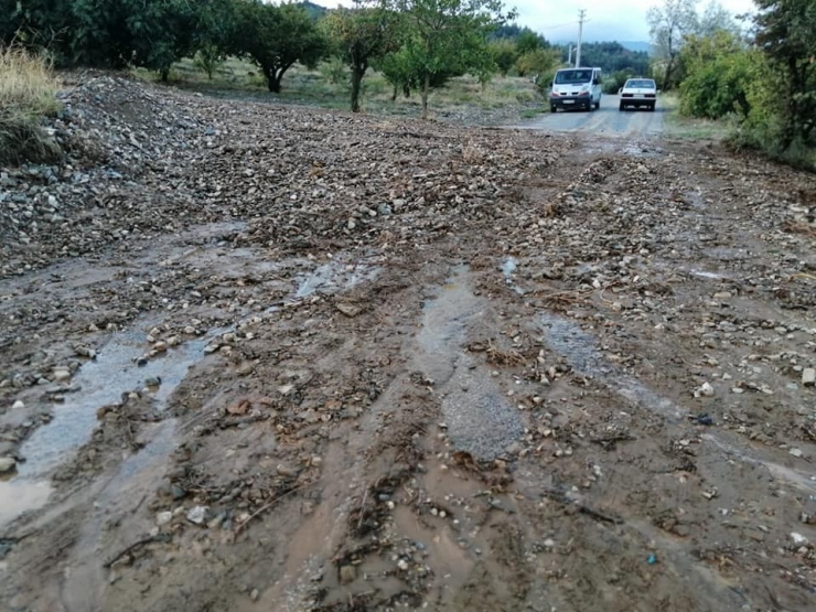 Sağanak Ve Fırtına Turgutlu’da Etkili Oldu
