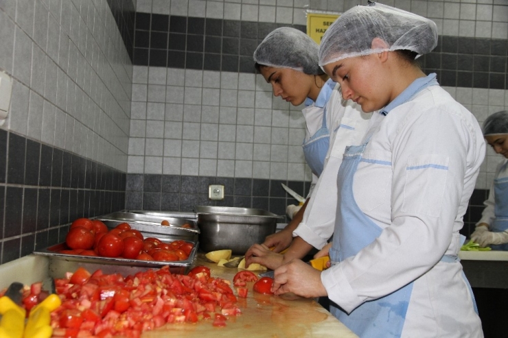 Kız Öğrenciler Fabrika Gibi Çalışıyor