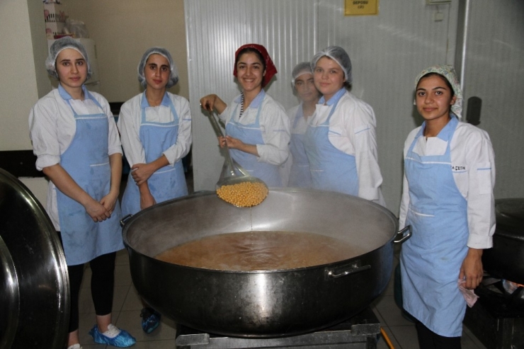 Kız Öğrenciler Fabrika Gibi Çalışıyor