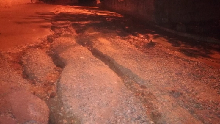 İzmir’de Sağanak Yağış Hayatı Felç Etti