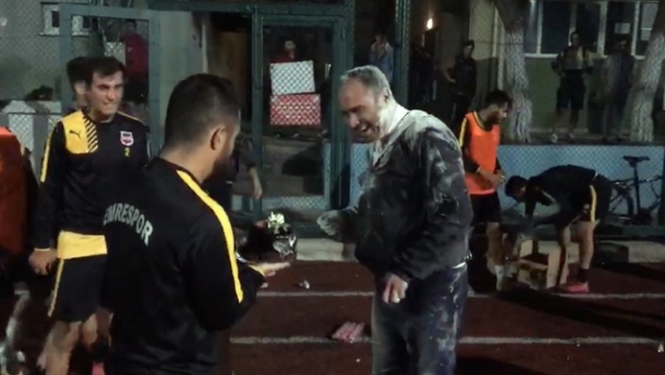 Yeşil Sahada Brezilya Usulü Doğum Günü Kutlaması