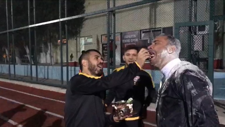 Yeşil Sahada Brezilya Usulü Doğum Günü Kutlaması