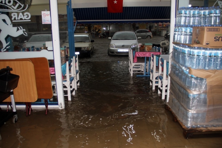 Şiddetli Yağmur Fethiye’de Baskınlara Neden Oldu