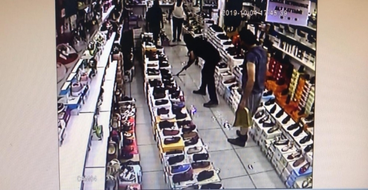 Esenyurt’ta Bir Ayakkabıcı Dükkanı Sular Altında Kaldı