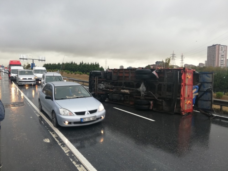 Tem Yanyolda Kamyon Devrildi