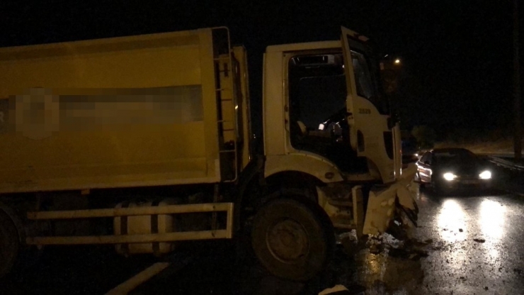 Tem Otoyolu’nda Yolcu Otobüsü İle Temizlik Aracı Çarpıştı: 8 Yaralı