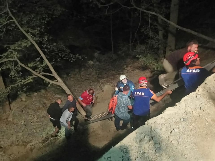 Otomobil Dereye Yuvarlandı: 1 Ölü, 2 Yaralı