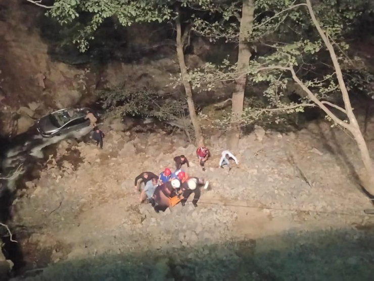 Otomobil Dereye Yuvarlandı: 1 Ölü, 2 Yaralı