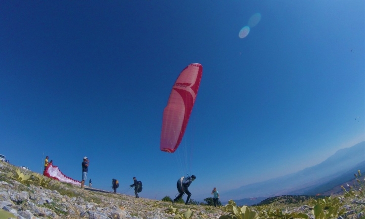 Gökyüzünün Renkli Kanatları