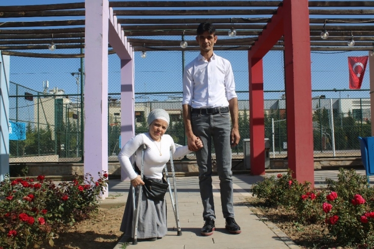 Aralarındaki 83 Santimetrelik Boy Farkı Aşklarına Engel Olamadı