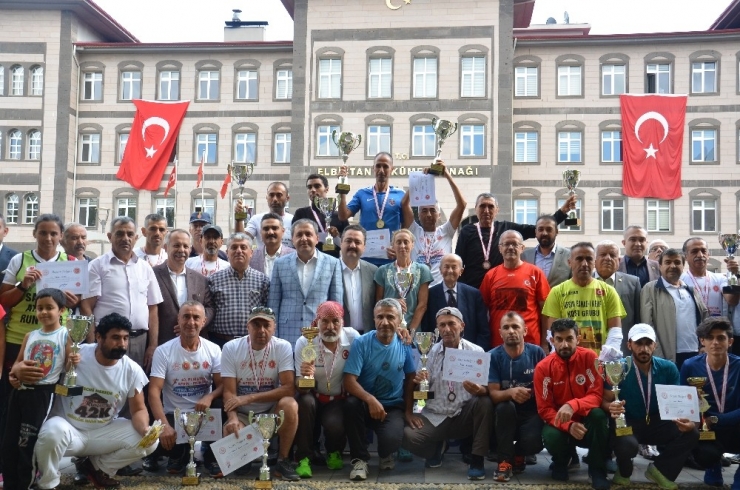 100 Kilometrelik Ultramaratonu 8 Saat 38 Dakikada Tamamladı