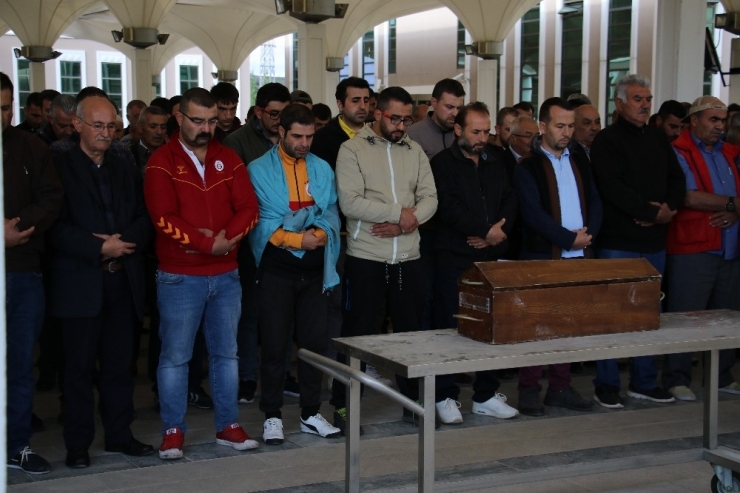 Üçüncü Kattan Aşağı Atıldığı İddia Edilen 2.5 Aylık Bebek Toprağa Verildi