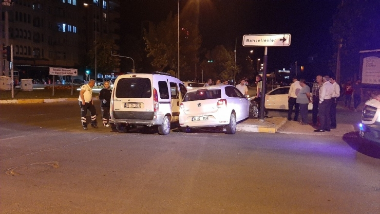 Ambulansa Yol Vermek İstersen Çarpıştılar: 1 Yaralı