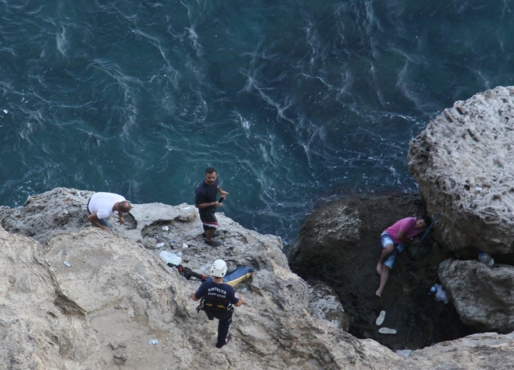 Falezlerde Mahsur Kalan Amatör Balıkçı Kurtarıldı