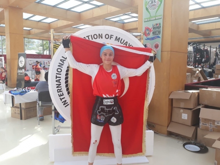 Samsunlu 2 Genç Kız Dünya Muaythai Şampiyonu Oldu
