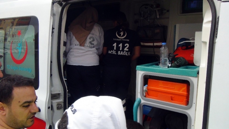 Yolun Karşısına Geçen Küçük Çocuğa Otomobil Çarptı