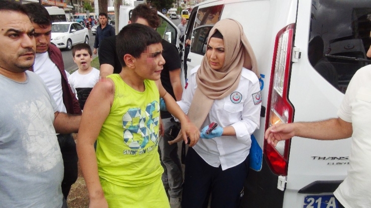 Yolun Karşısına Geçen Küçük Çocuğa Otomobil Çarptı