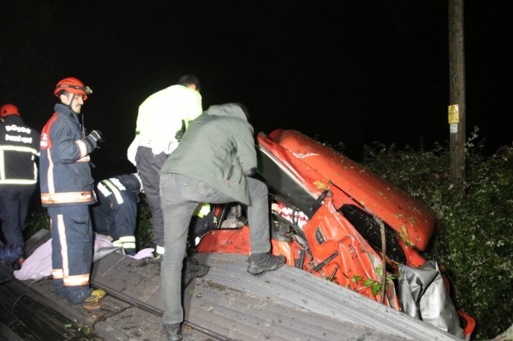 Tır İki Otomobile Çarptı, Şarampole Uçtu: 1 Ölü