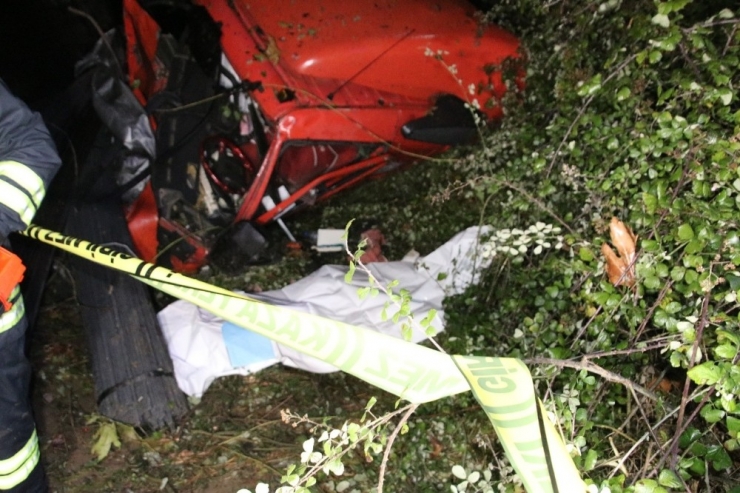 Tır İki Otomobile Çarptı, Şarampole Uçtu: 1 Ölü