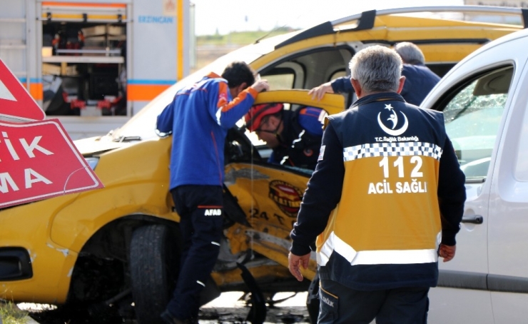Erzincan’da Trafik Kazası: 2’i Polis 3 Yaralı