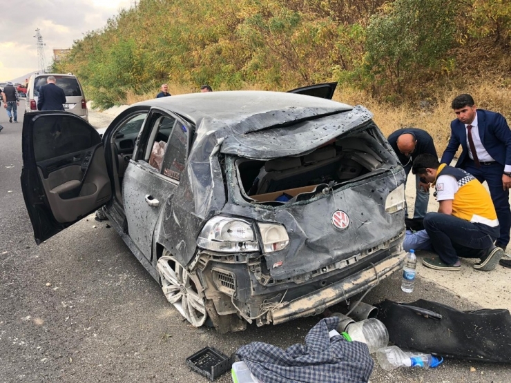 Seyir Halindeyken Lastiği Patlayan Araç Kaza Yaptı: 3 Yaralı