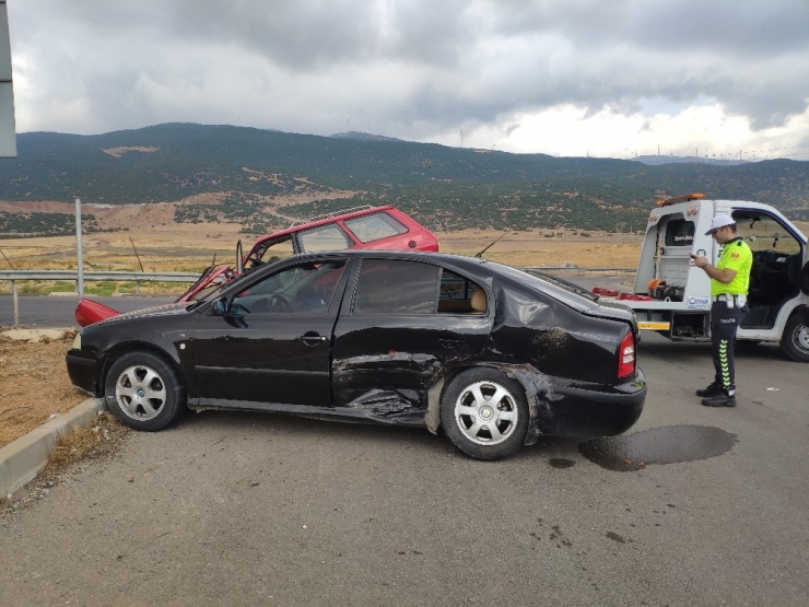 Cenaze Yolunda Feci Kaza: 2’si Çocuk 12 Yaralı