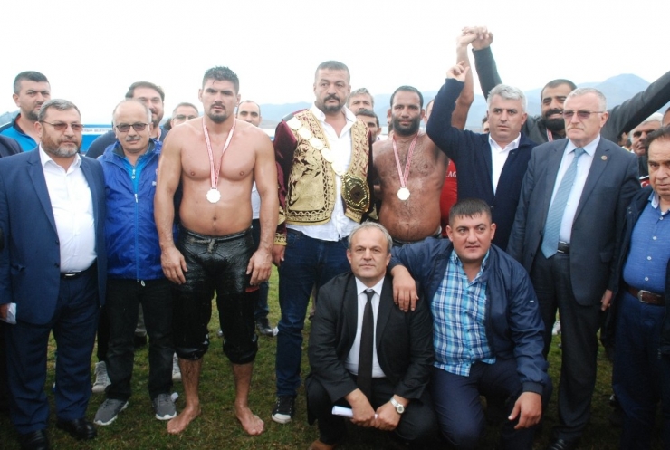 Güreş Tutkusuna Yağmur Engel Olmadı