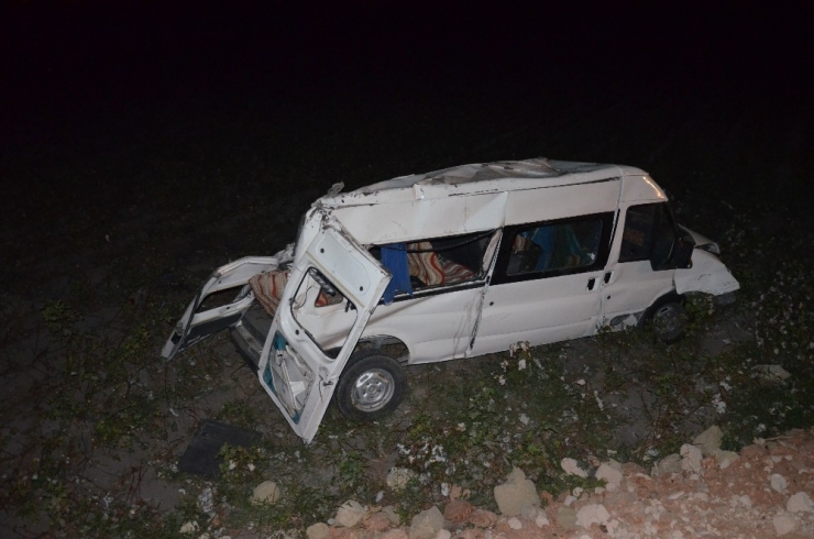 Hatay’da Minibüs Tarlaya Yuvarlandı: 10 Yaralı