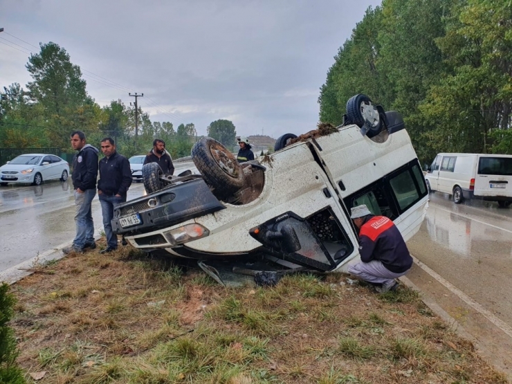 İşçileri Taşıyan Minibüs Refüjde Takla Attı: 6 Yaralı