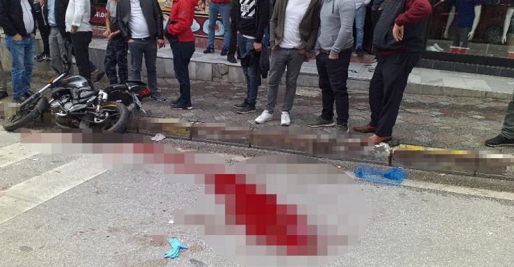 Hafif Ticari Araçla Çarpışan Motosikletli Gencin Ayağı Koptu