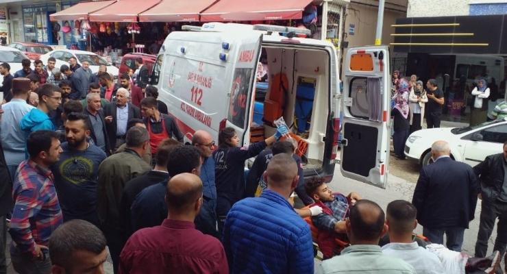 Hafif Ticari Araçla Çarpışan Motosikletli Gencin Ayağı Koptu