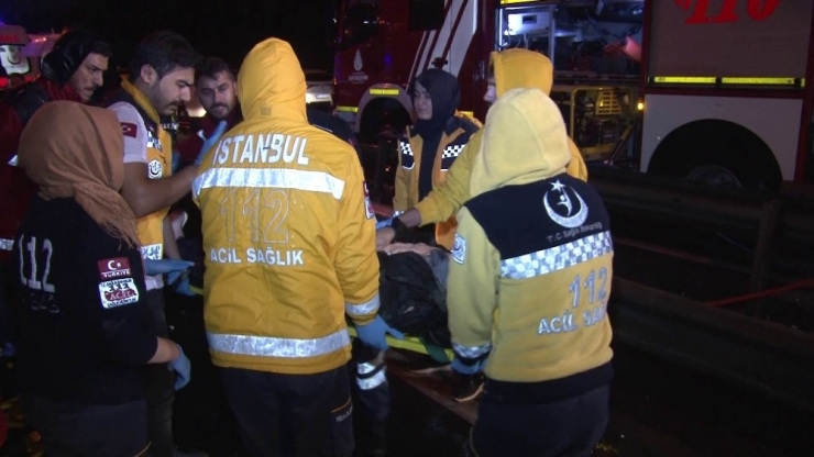 Küçükçekmece’de Otomobil Bariyerlere Girdi: 4 Yaralı