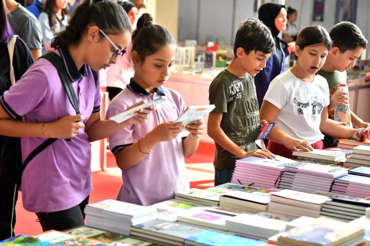 Manisa Kitap Fuarı On Binlerce Ziyaretçiyi Ağırladı