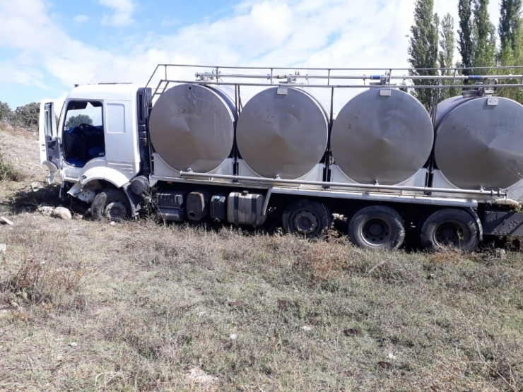 Süt Tankeri Otomobil İle Çarpıştı: 1 Ölü, 5 Yaralı