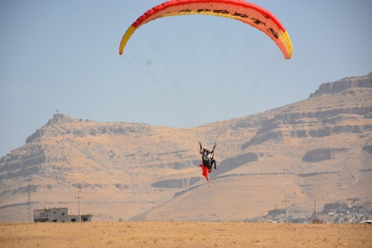 Mardin’in Derik İlçesinde Paraşütçüler, Şehit Kaymakam İçin Havalandı